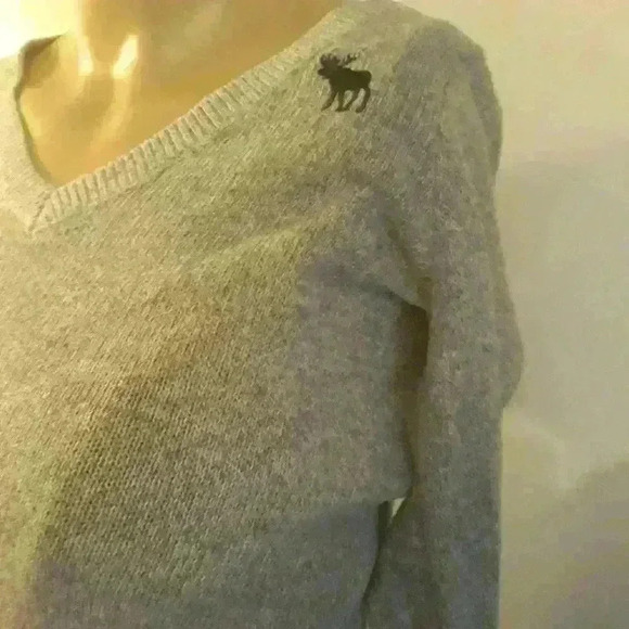 Abercrombie gray lightweight vneck long sleeve casual polyblend trendy sweater M - Picture 2 of 5